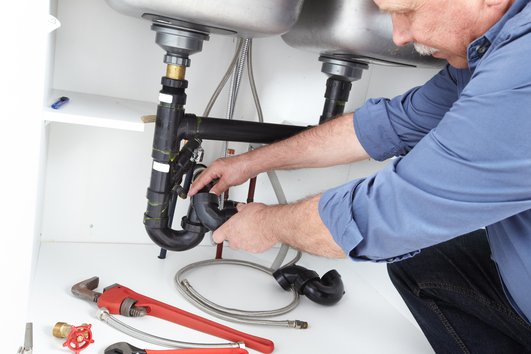 plumber unclog sink pipes