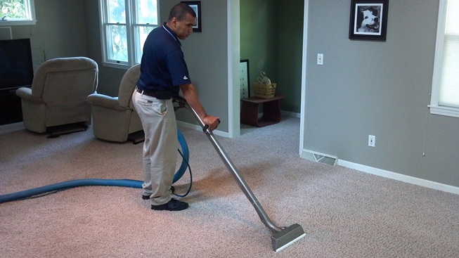 carpet claner deep cleaning the carpet