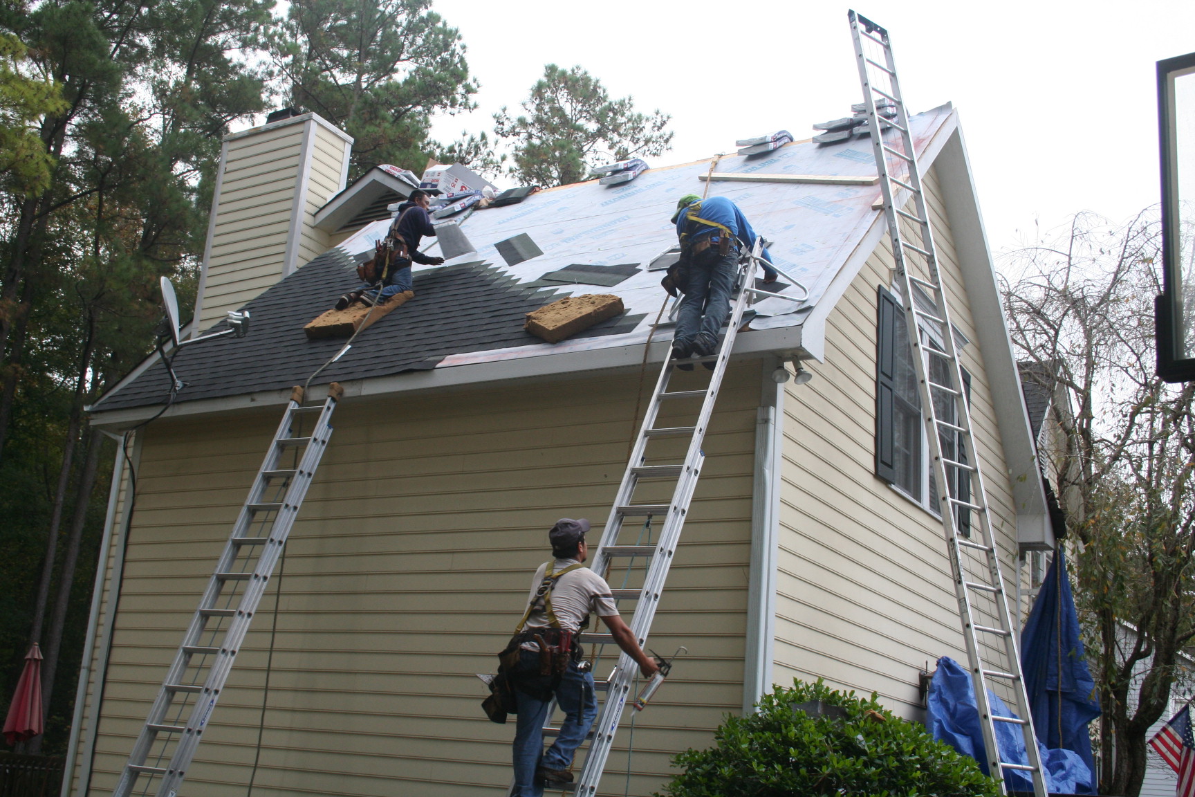 roofing contractors roofing the house