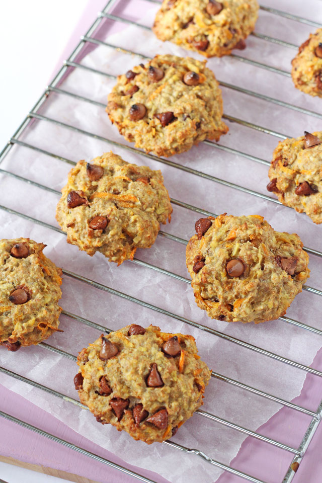 healthy carrot and banana oatmeal cookies for kids' breakfast