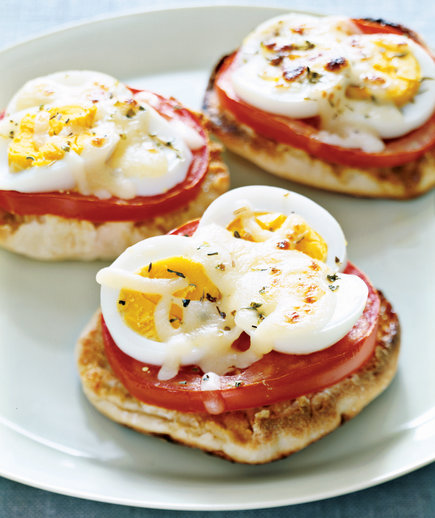 egg and tomato pizza bites for breakfast