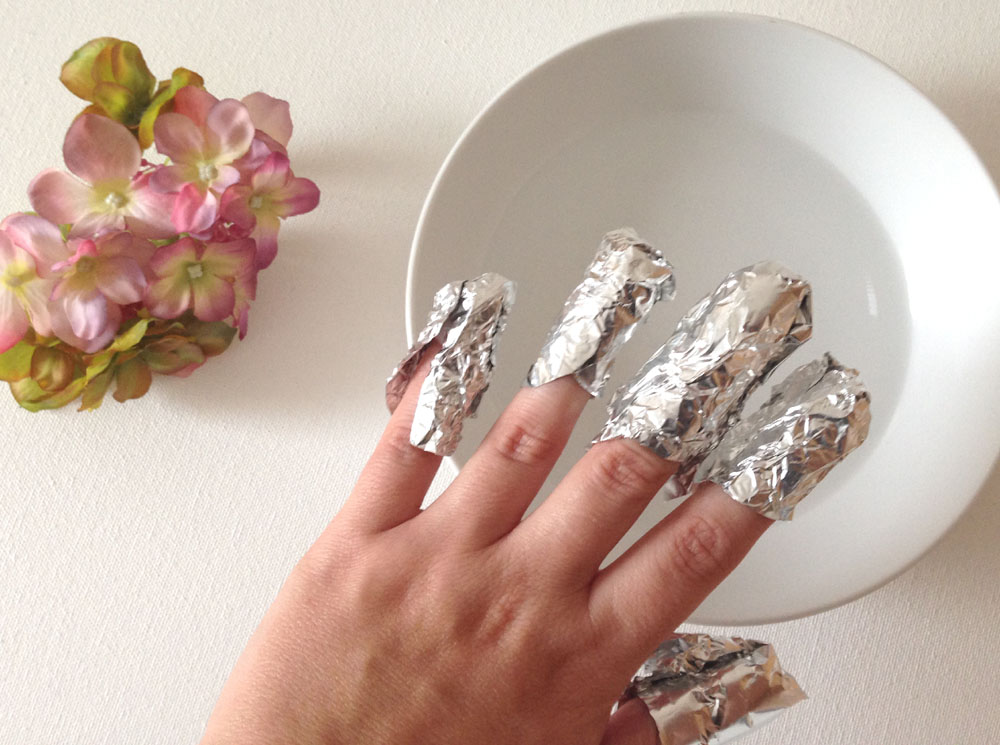 nails wrapped in tin foil to remove gel polish