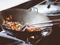 5 ways to clean a burnt pan