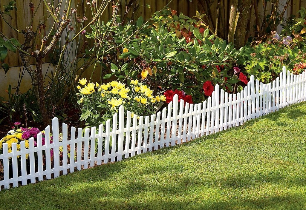 Wood fence designs and types | HireRush Blog