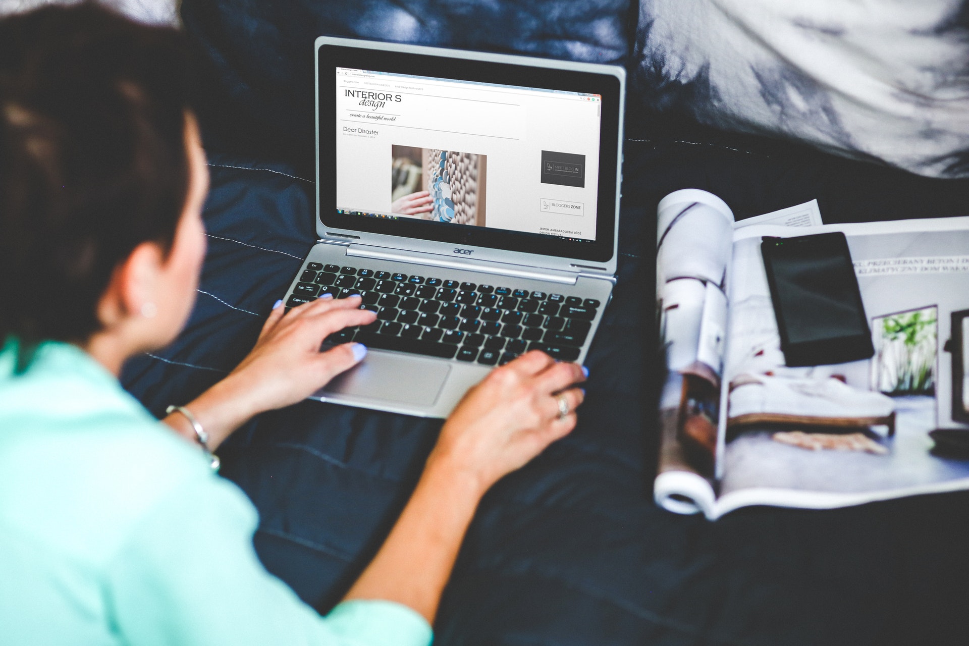 Person Using A Blog How to write a successful blog post - Top 6 right tips