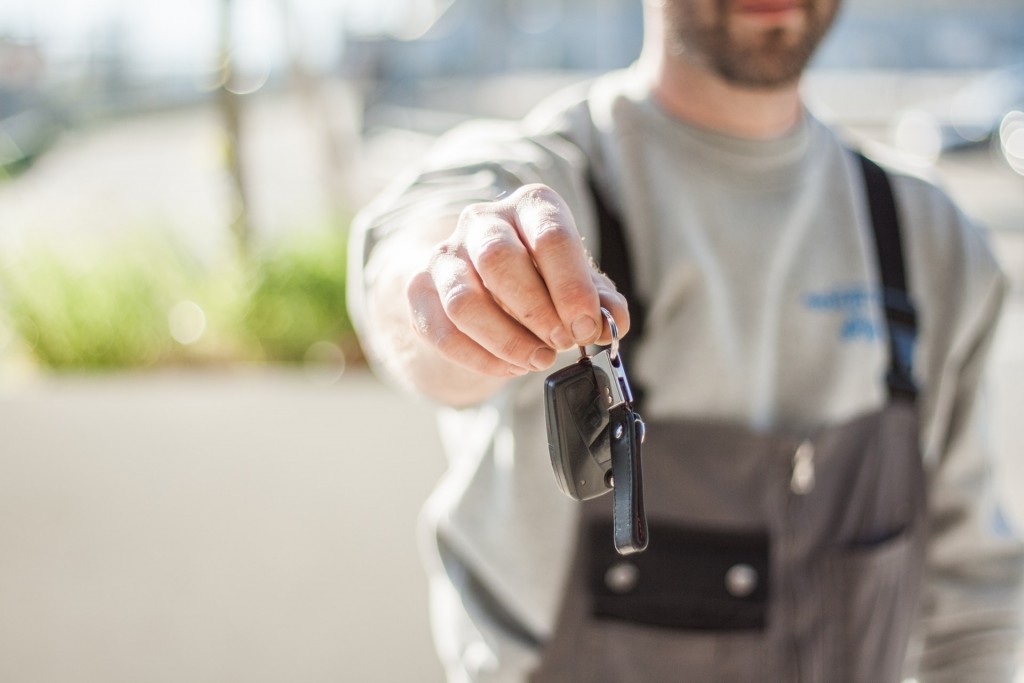 auto locksmith with car keys