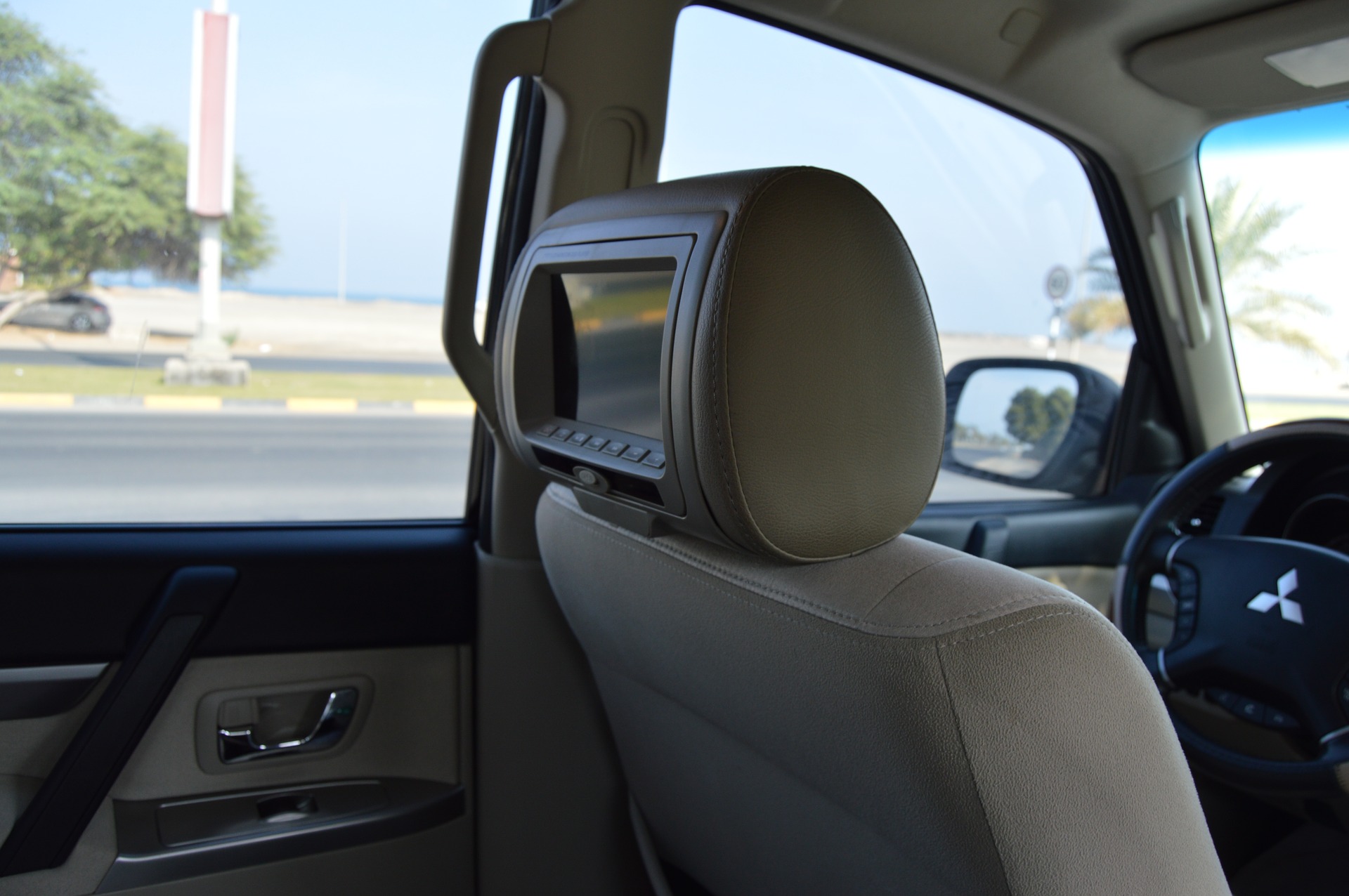 5 Benefits of Having a Built in TV or Monitor in Your Car