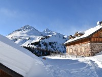 Best ways to prevent roof damage in winter