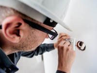 7 signs indicating your electrician is a scam