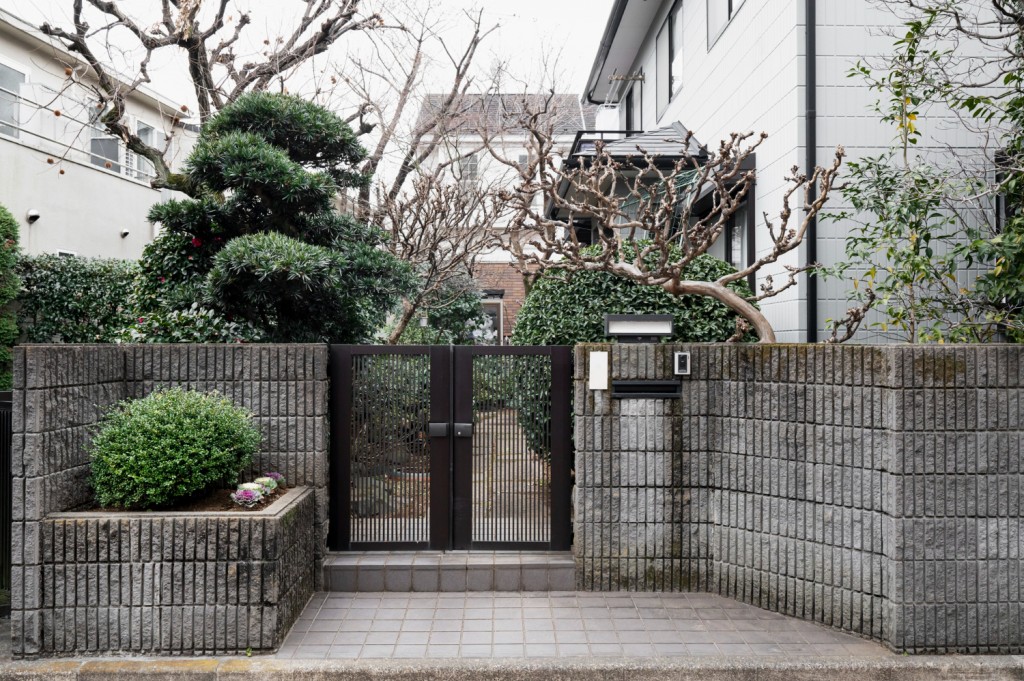 japanese-house-entrance-with-nature